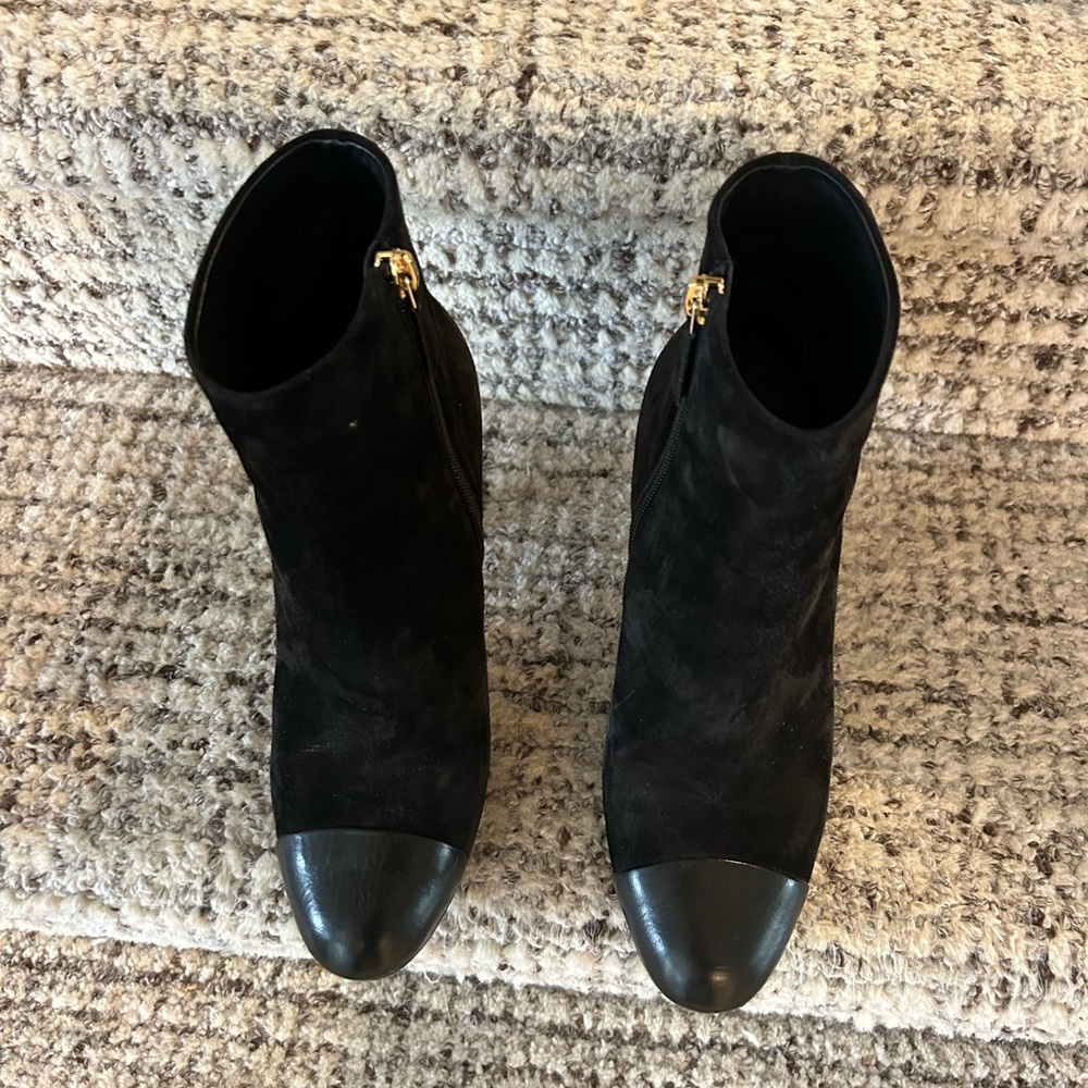 Classy Sued Chanel boots w leather tip.  Gold Chanel logo  on heel - Picture 4 of 4